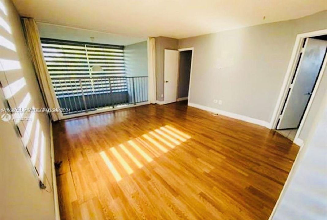 For Rent: $2,100 (1 beds, 1 baths, 1015 Square Feet)