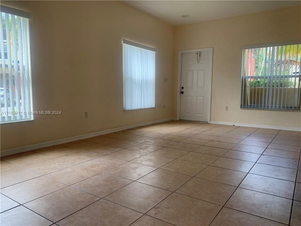 For Rent: $2,600 (3 beds, 2 baths, 1371 Square Feet)