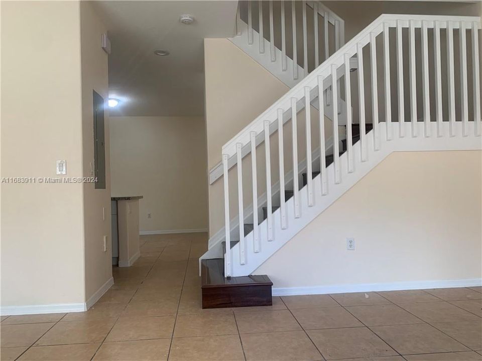 For Rent: $2,600 (3 beds, 2 baths, 1371 Square Feet)