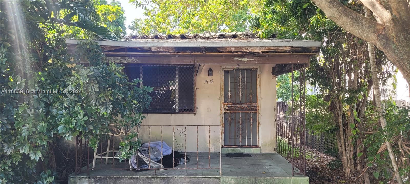 For Sale: $350,000 (2 beds, 1 baths, 780 Square Feet)