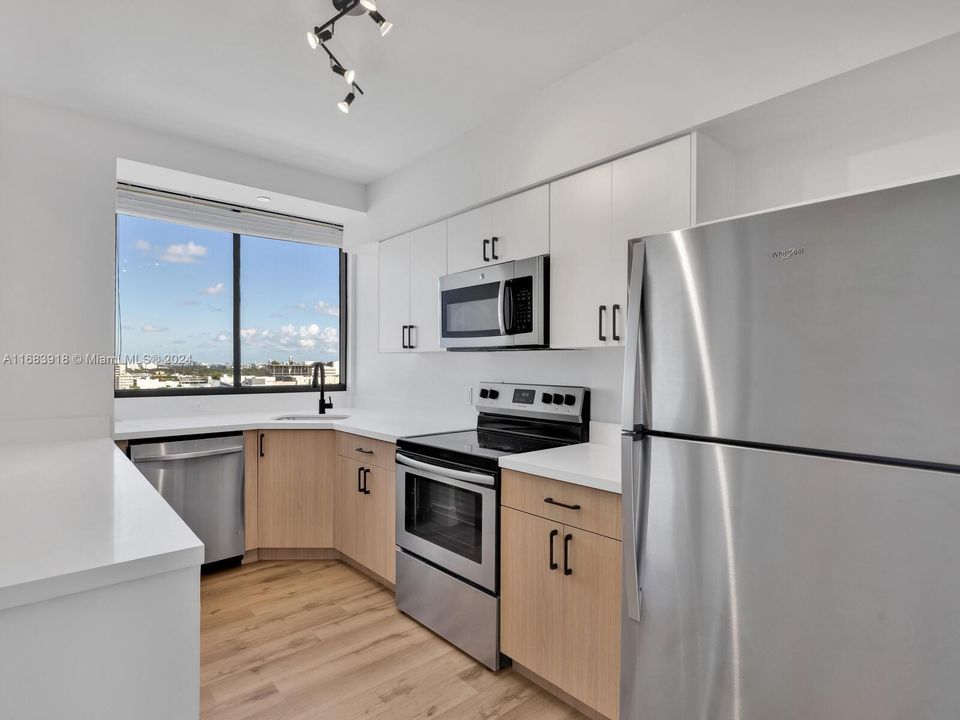 For Sale: $989,000 (2 beds, 2 baths, 1084 Square Feet)