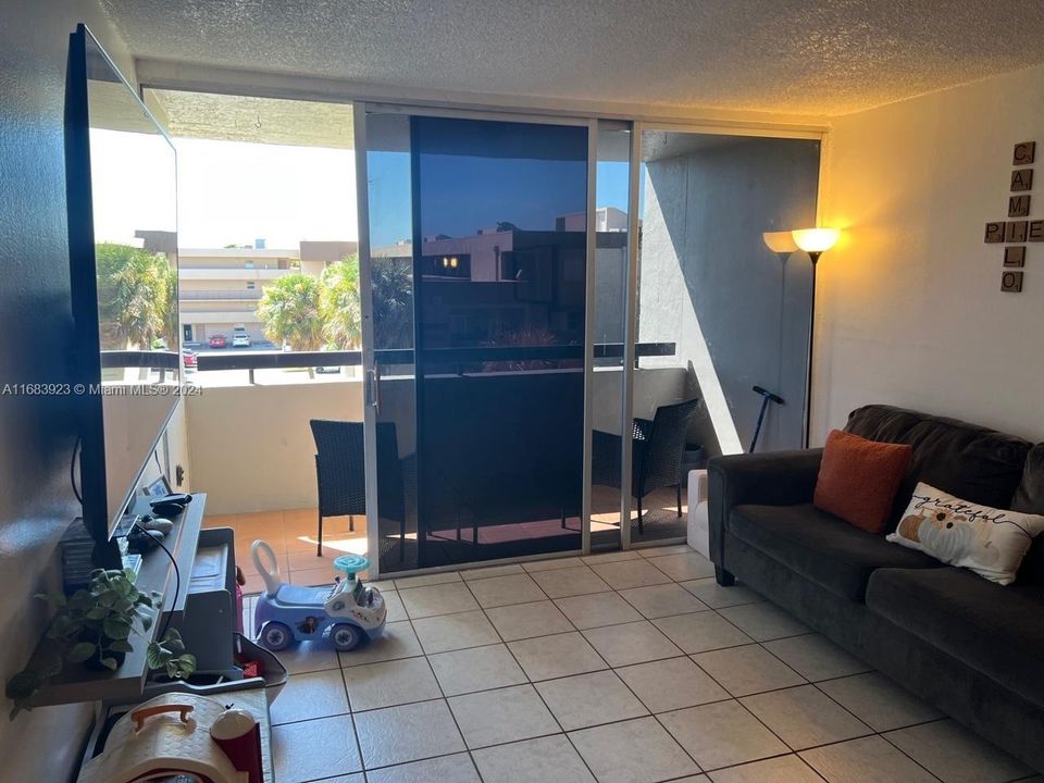 For Sale: $249,900 (1 beds, 1 baths, 873 Square Feet)