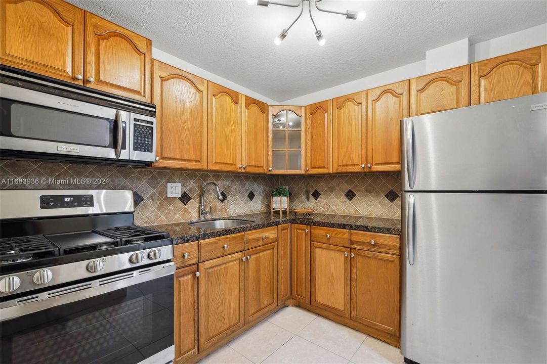 For Sale: $285,000 (1 beds, 1 baths, 840 Square Feet)