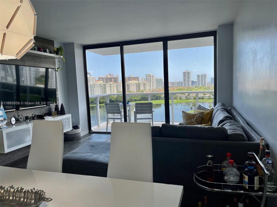 Active With Contract: $2,600 (1 beds, 1 baths, 755 Square Feet)