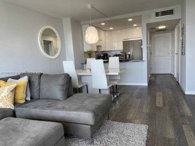 Active With Contract: $2,600 (1 beds, 1 baths, 755 Square Feet)