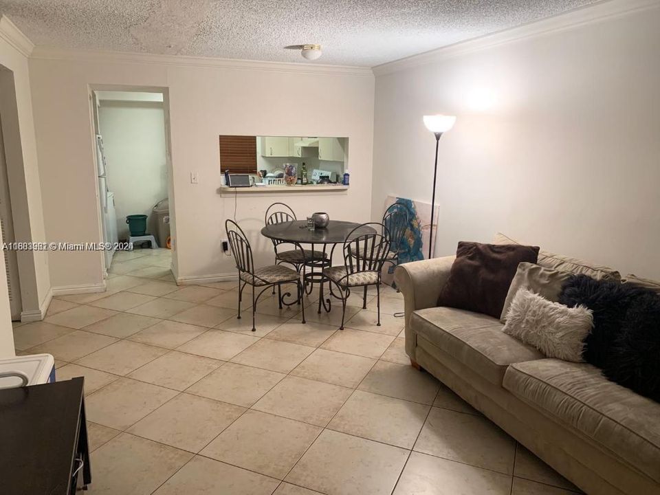 For Sale: $288,000 (2 beds, 2 baths, 944 Square Feet)