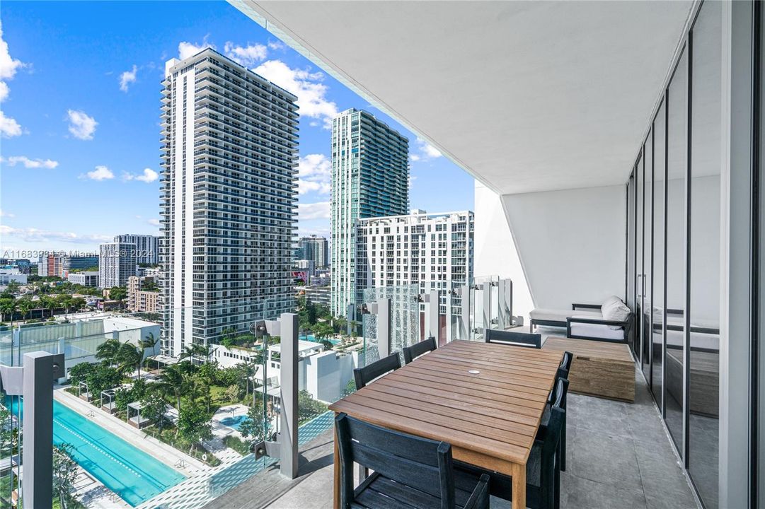 For Sale: $1,260,000 (2 beds, 2 baths, 955 Square Feet)