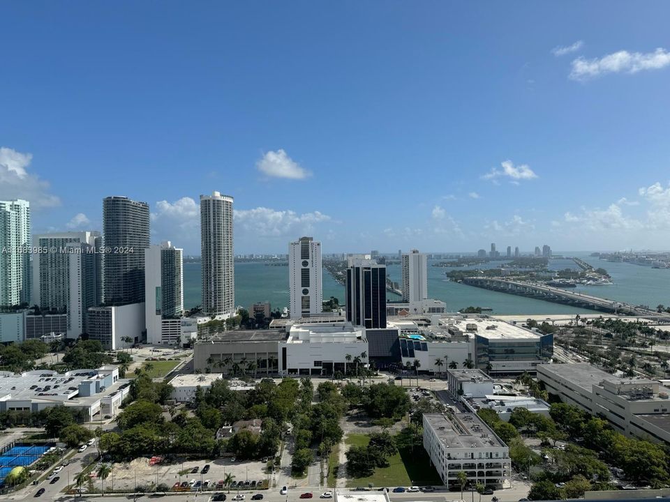 Recently Rented: $4,000 (2 beds, 2 baths, 1009 Square Feet)