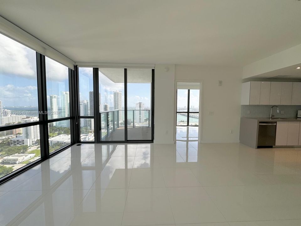 Recently Rented: $4,000 (2 beds, 2 baths, 1009 Square Feet)