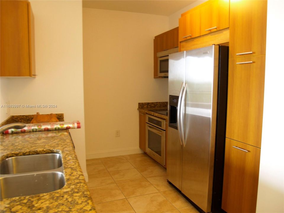 For Rent: $2,150 (1 beds, 1 baths, 783 Square Feet)