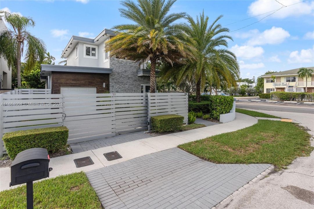 For Sale: $1,550,000 (3 beds, 2 baths, 1926 Square Feet)