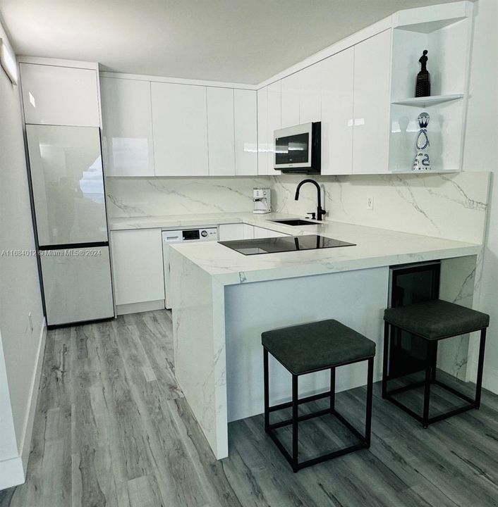 For Sale: $424,999 (1 beds, 1 baths, 605 Square Feet)