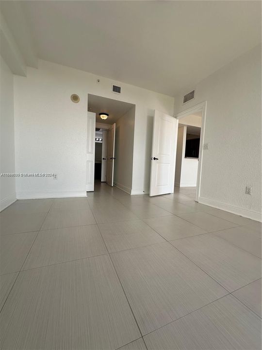 For Sale: $370,000 (1 beds, 1 baths, 689 Square Feet)