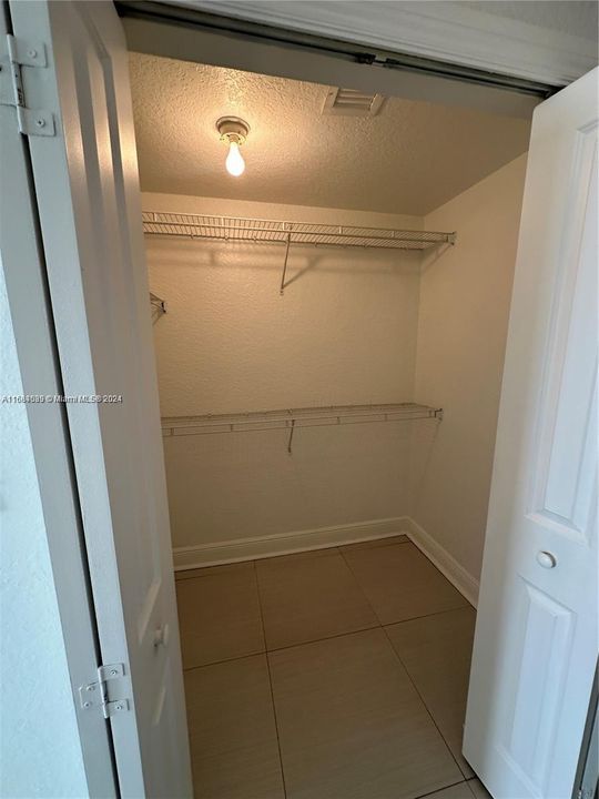 For Sale: $370,000 (1 beds, 1 baths, 689 Square Feet)