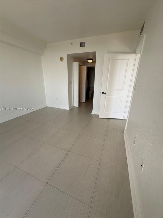 For Sale: $370,000 (1 beds, 1 baths, 689 Square Feet)