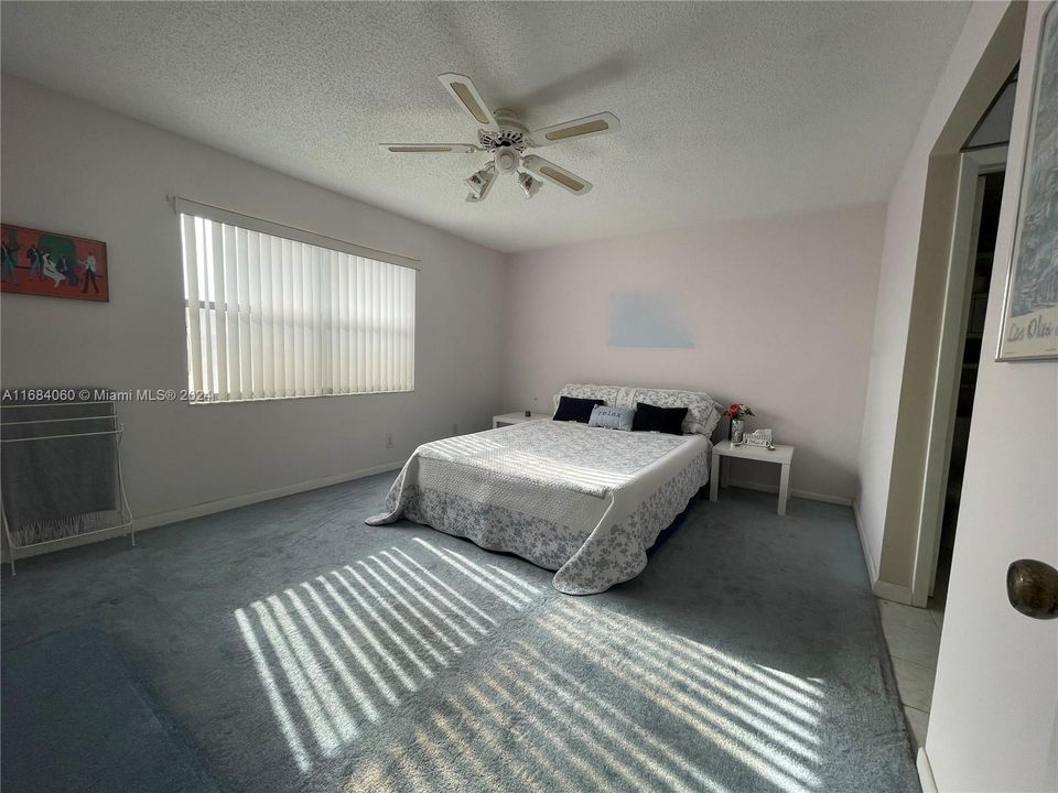 For Sale: $139,999 (2 beds, 2 baths, 976 Square Feet)