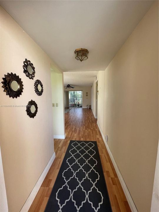 For Sale: $139,999 (2 beds, 2 baths, 976 Square Feet)