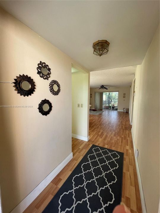 For Sale: $139,999 (2 beds, 2 baths, 976 Square Feet)