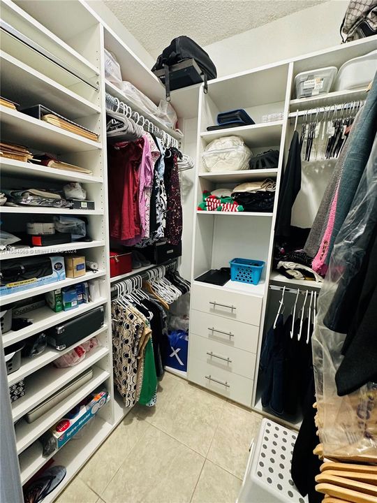 Walk-in-closet Master