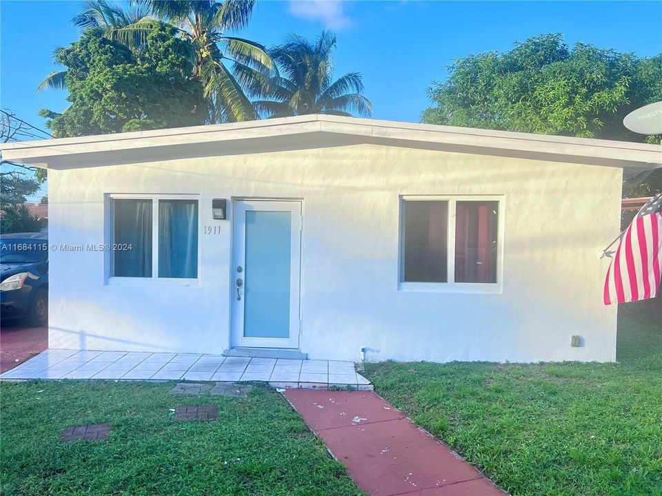 For Sale: $350,000 (2 beds, 1 baths, 725 Square Feet)