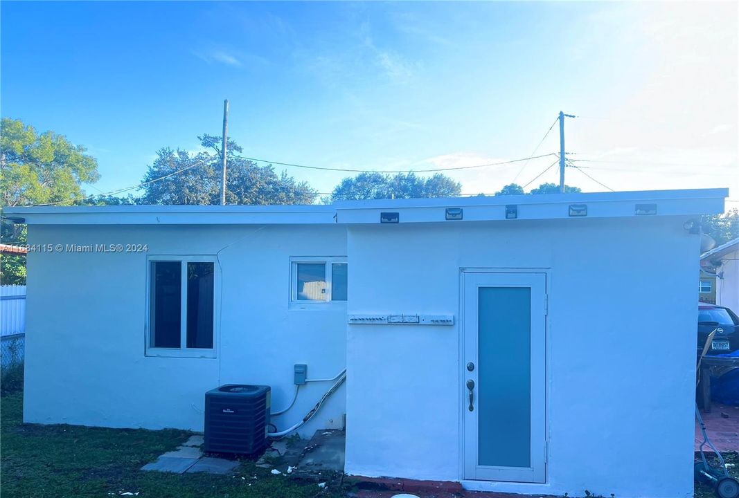 For Sale: $350,000 (2 beds, 1 baths, 725 Square Feet)