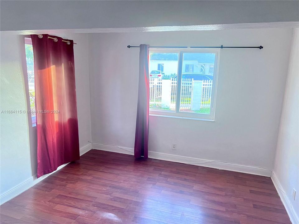 For Sale: $350,000 (2 beds, 1 baths, 725 Square Feet)