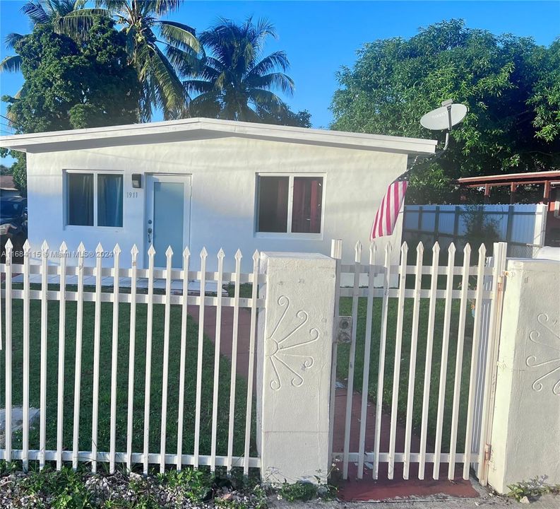 For Sale: $350,000 (2 beds, 1 baths, 725 Square Feet)