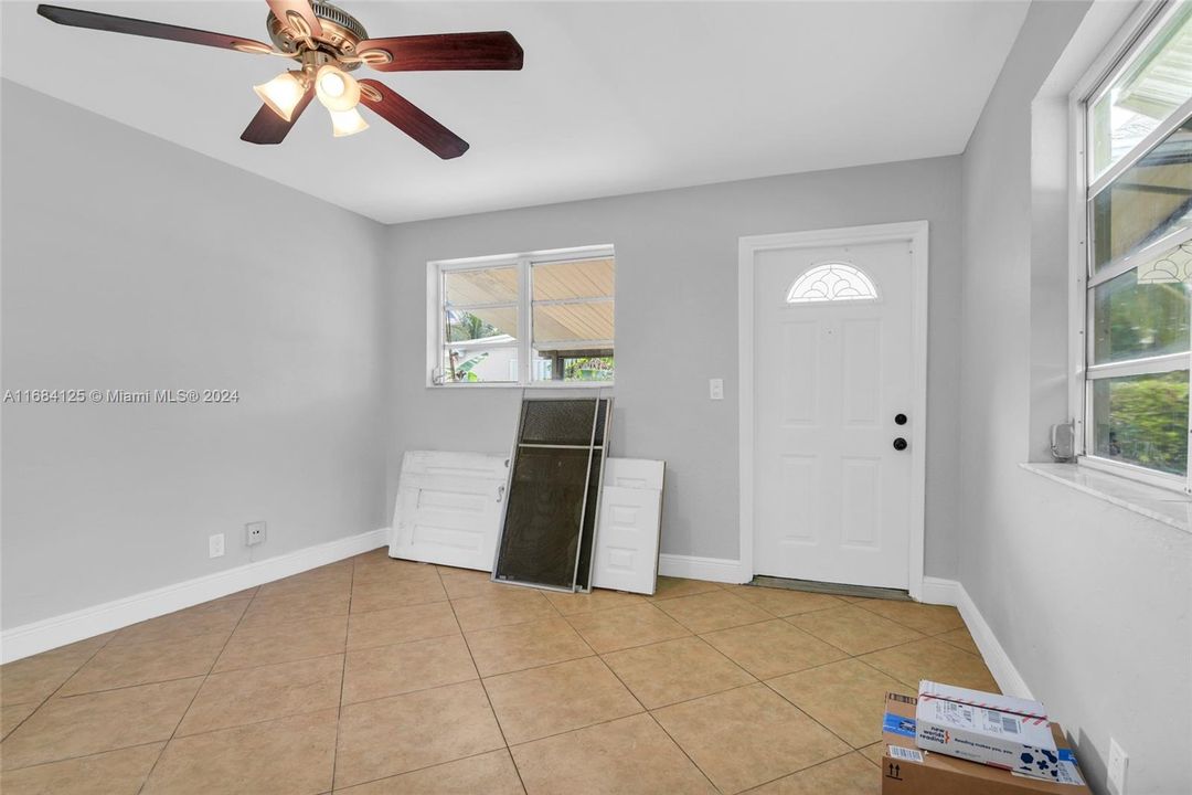 For Sale: $355,000 (3 beds, 1 baths, 1324 Square Feet)