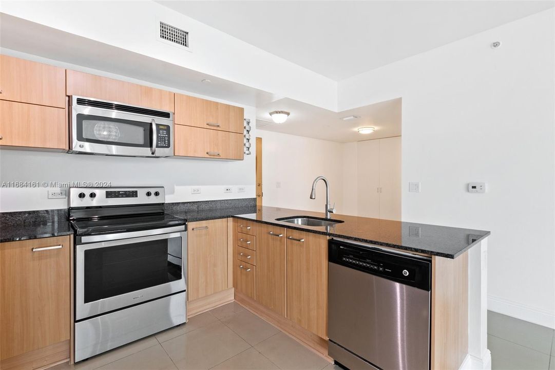 For Sale: $585,000 (2 beds, 2 baths, 1030 Square Feet)