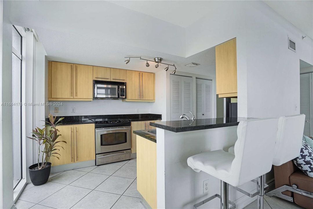 For Sale: $489,000 (1 beds, 1 baths, 790 Square Feet)