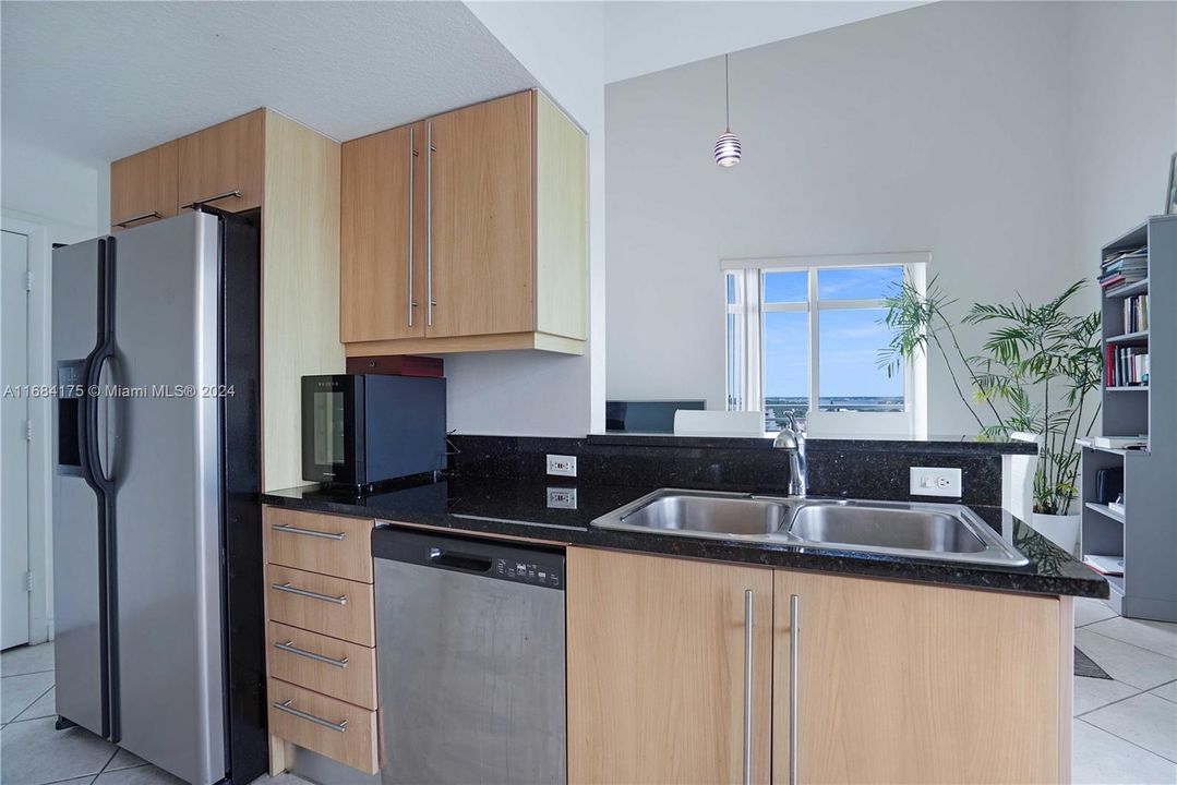 For Sale: $489,000 (1 beds, 1 baths, 790 Square Feet)