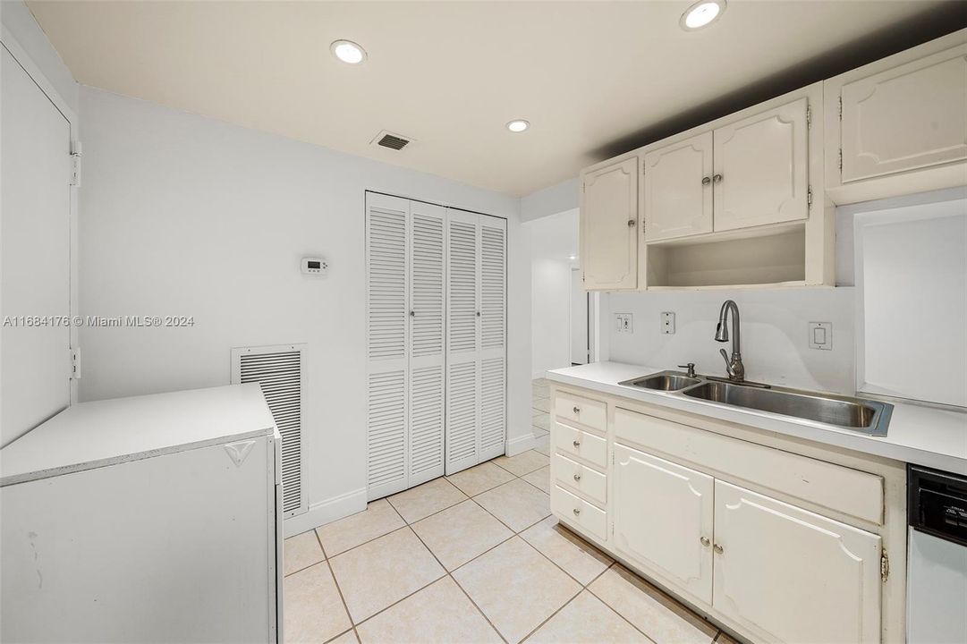 For Sale: $599,900 (2 beds, 2 baths, 1362 Square Feet)