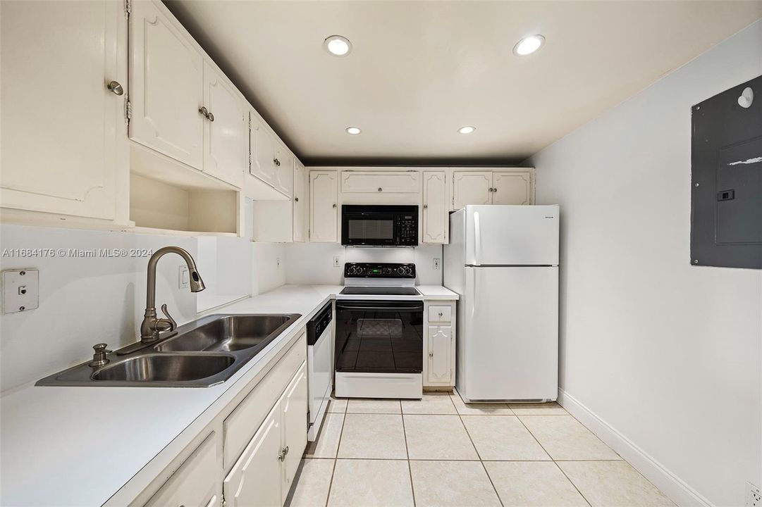 For Sale: $599,900 (2 beds, 2 baths, 1362 Square Feet)