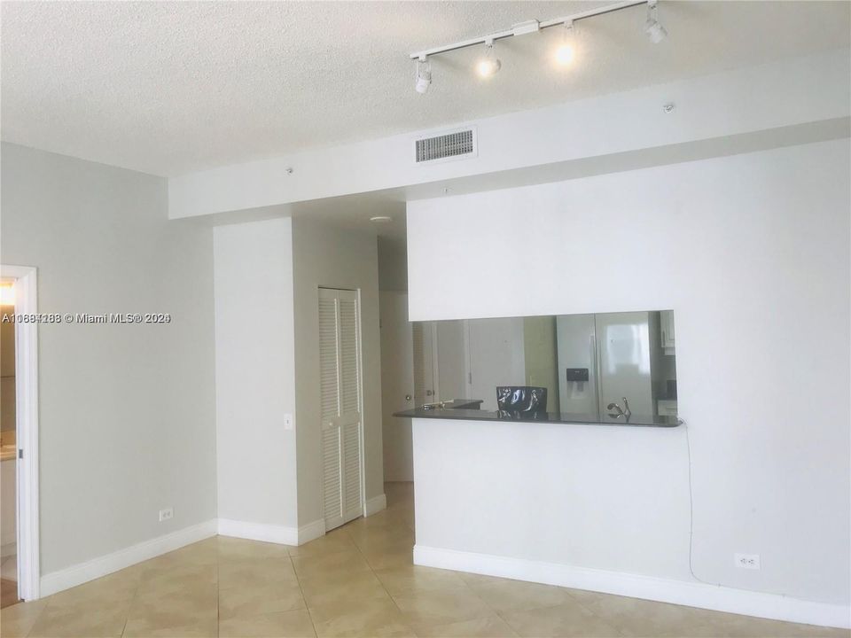 For Rent: $3,200 (1 beds, 1 baths, 806 Square Feet)