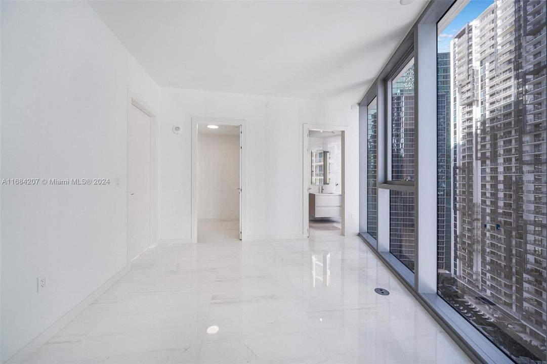 Active With Contract: $4,695,000 (5 beds, 5 baths, 3961 Square Feet)