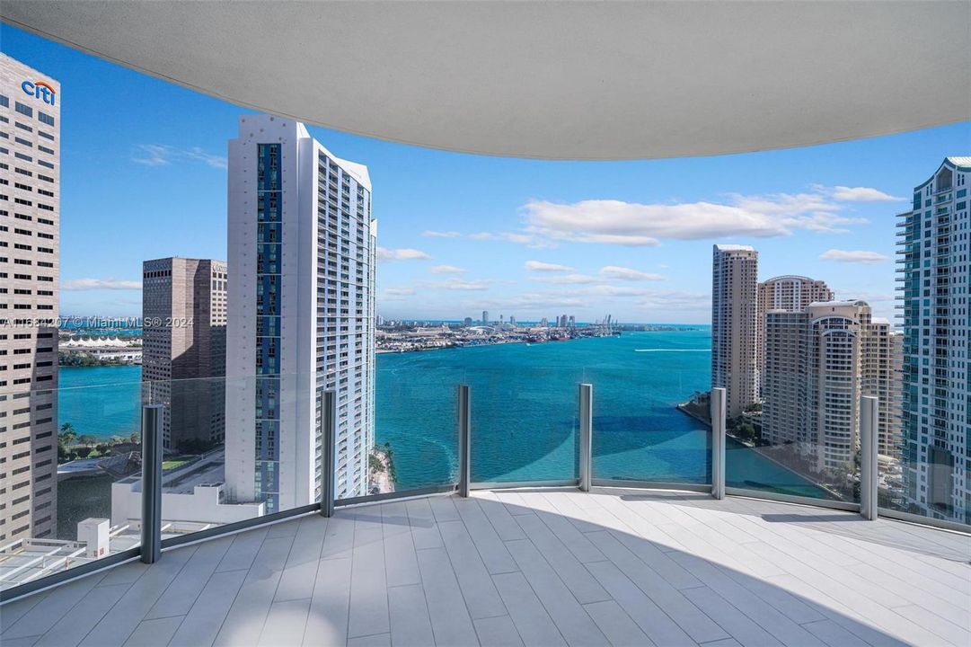 Active With Contract: $4,695,000 (5 beds, 5 baths, 3961 Square Feet)