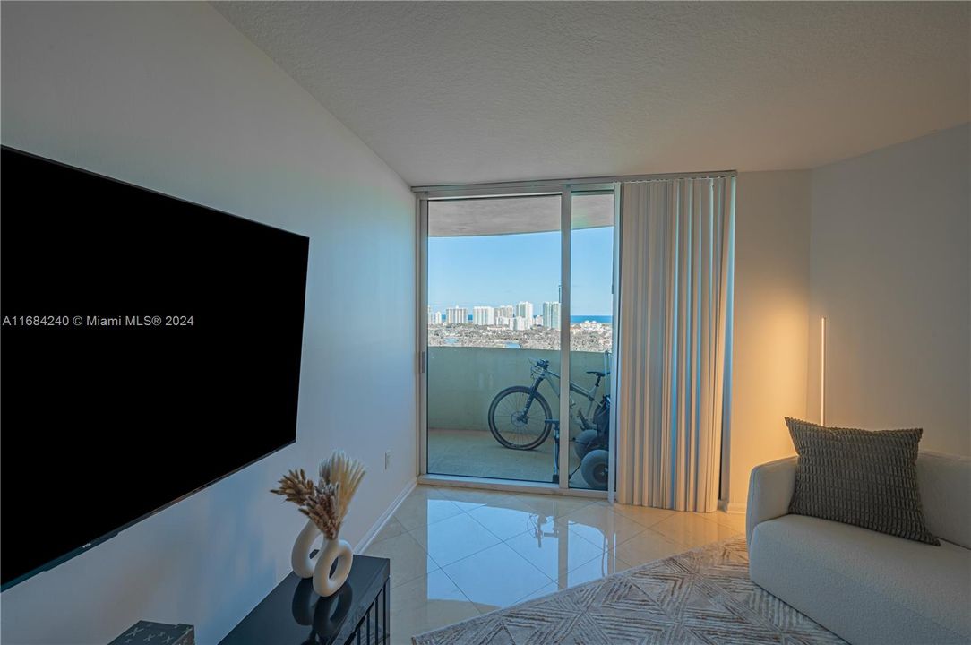 For Sale: $379,999 (1 beds, 1 baths, 860 Square Feet)