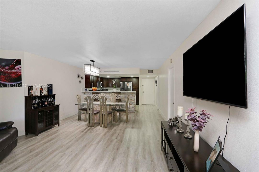 For Sale: $304,999 (1 beds, 1 baths, 895 Square Feet)