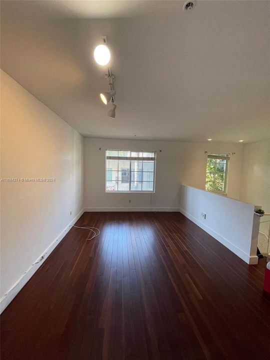 For Rent: $2,500 (1 beds, 1 baths, 703 Square Feet)