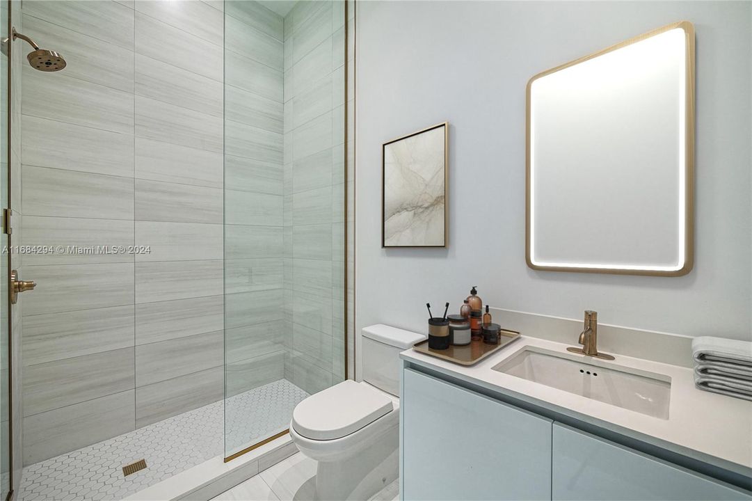 En Suite 2nd Bath-*image virtually staged