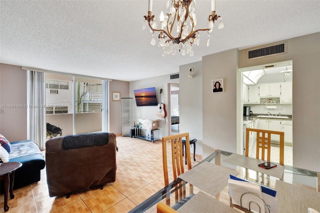 For Sale: $289,000 (1 beds, 1 baths, 1016 Square Feet)