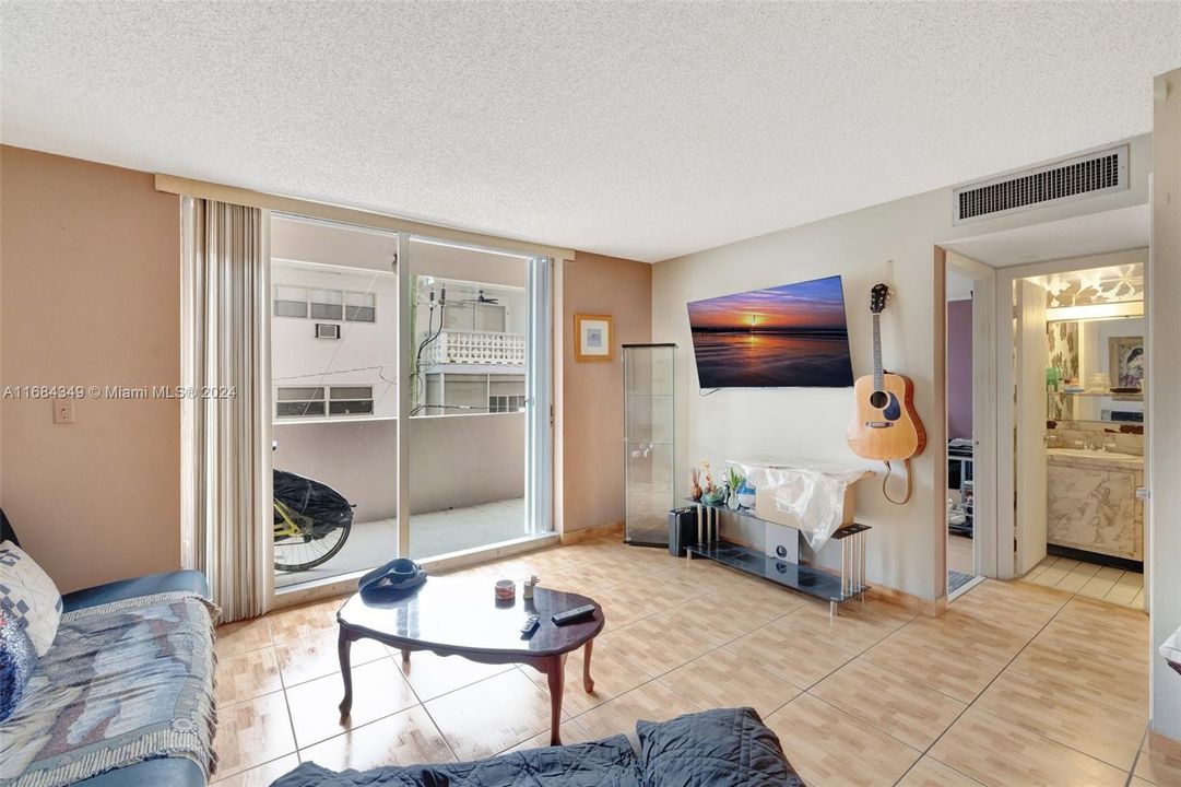 For Sale: $289,000 (1 beds, 1 baths, 1016 Square Feet)