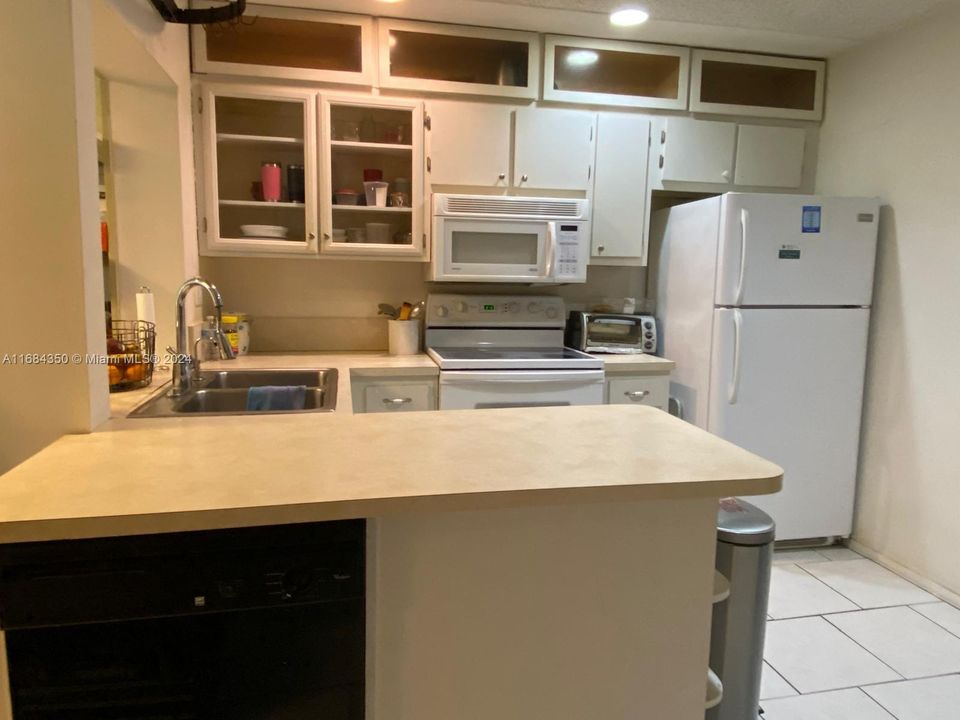 For Rent: $2,300 (2 beds, 2 baths, 1112 Square Feet)