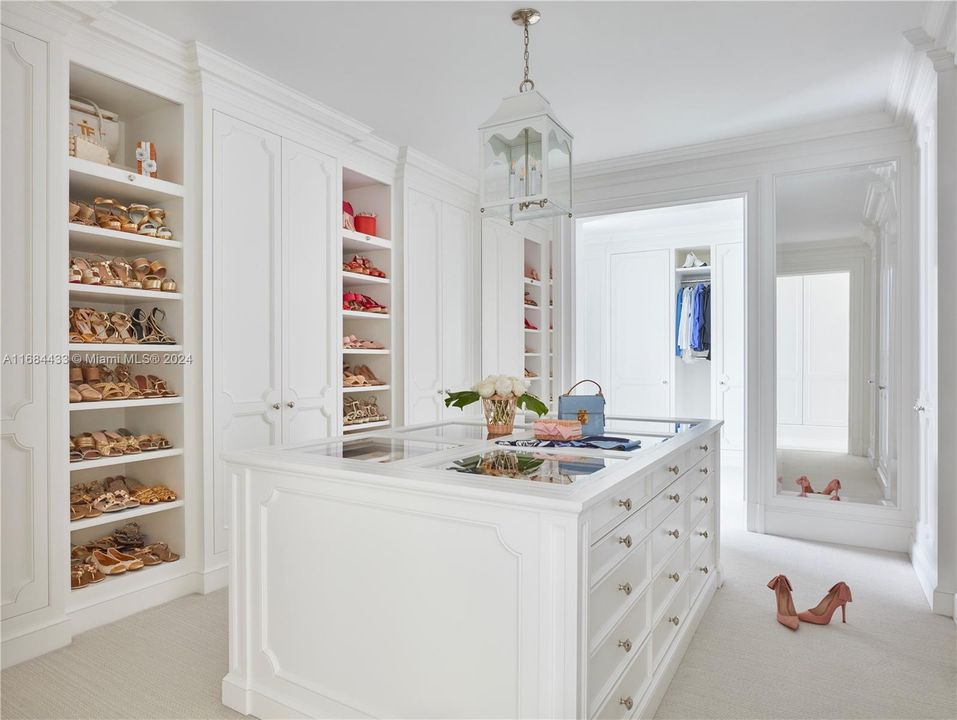 最近售出: $39,900,000 (8 贝兹, 9 浴室, 10537 平方英尺)