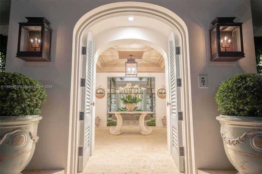 最近售出: $39,900,000 (8 贝兹, 9 浴室, 10537 平方英尺)