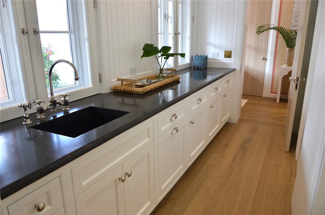 最近售出: $39,900,000 (8 贝兹, 9 浴室, 10537 平方英尺)