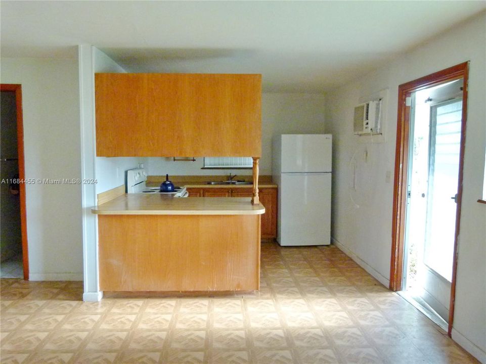 For Sale: $150,000 (2 beds, 1 baths, 896 Square Feet)