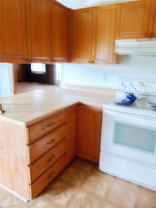 For Sale: $150,000 (2 beds, 1 baths, 896 Square Feet)