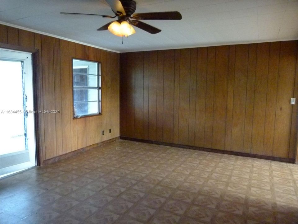 For Sale: $150,000 (2 beds, 1 baths, 896 Square Feet)