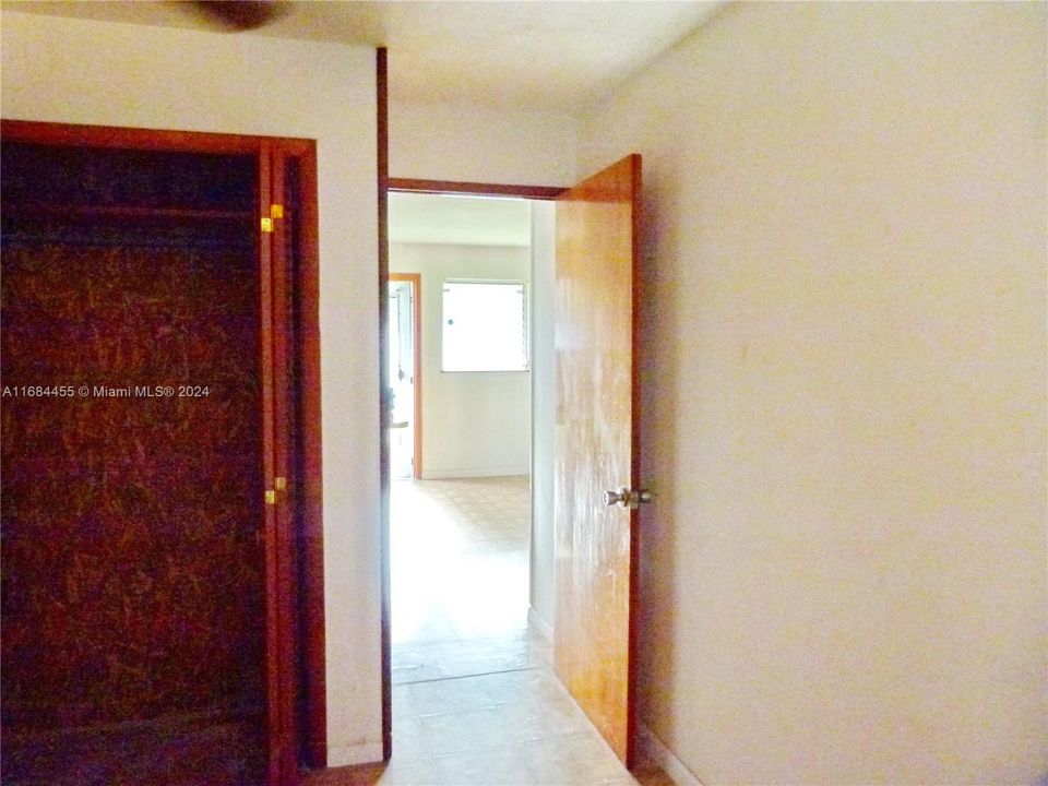 For Sale: $150,000 (2 beds, 1 baths, 896 Square Feet)